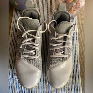 Nike Air Witness Lebron James White Akron 330 BQ9819-002 Shoes Men’s Sz 9.5